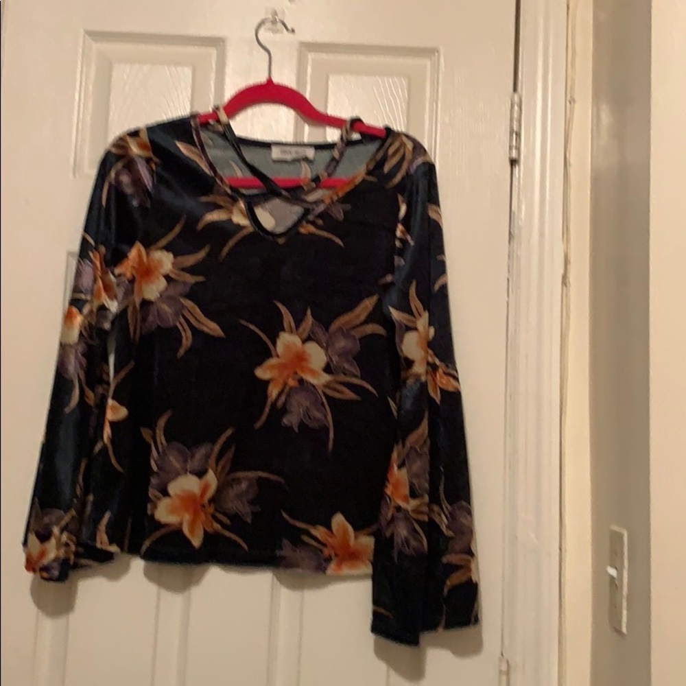 Junior velour top W/bell sleeves.